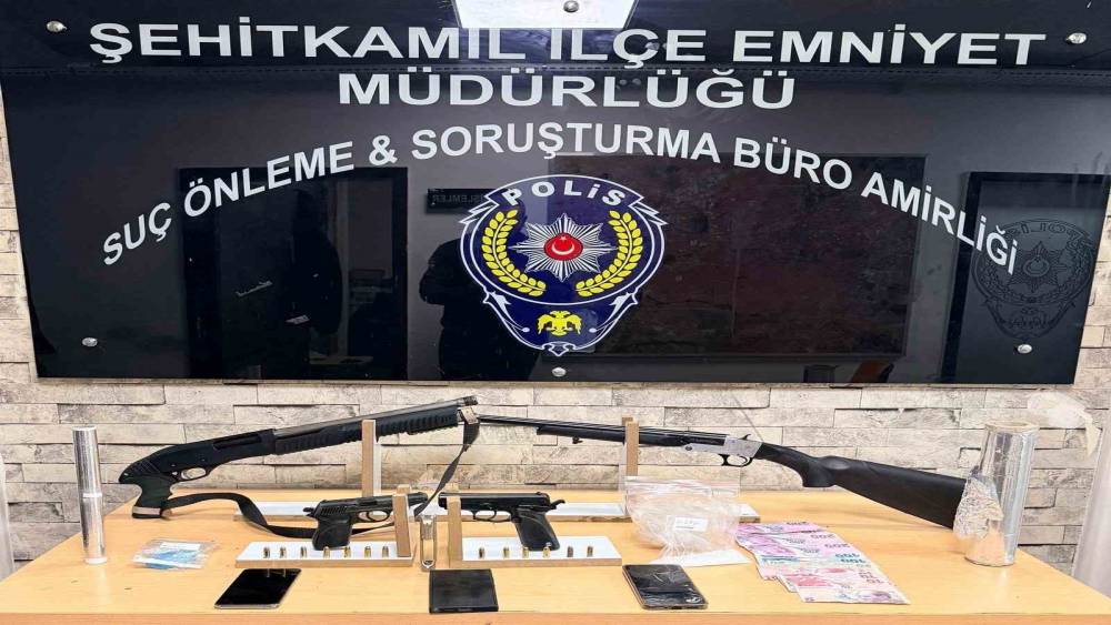 Gaziantep&rsquo;te ruhsatsız 2 t&uuml;fek ile 8 tabanca ele ge&ccedil;irildi: 5 g&ouml;zaltı
