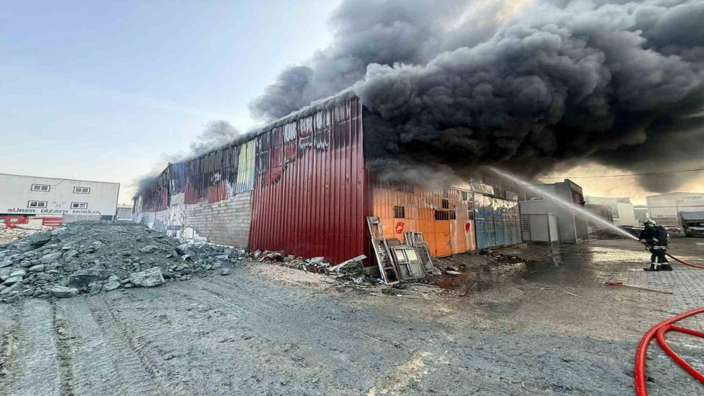 Mobilya at&ouml;lyesi alevlere teslim oldu
