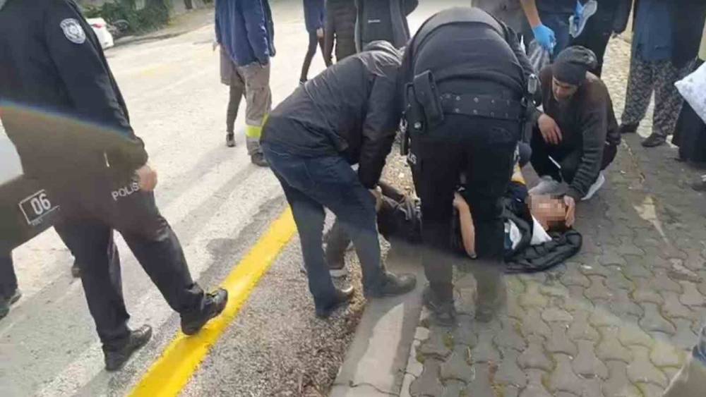 Ankara&rsquo;da motosiklet s&uuml;r&uuml;c&uuml;s&uuml; k&ouml;peğe &ccedil;arpmamak isterken kaza yaptı
