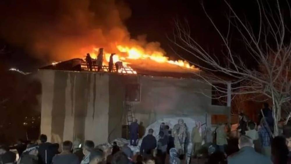 Evin &ccedil;atısı alevlere teslim oldu, k&ouml;yl&uuml;ler kovalarla tankere su taşıdı
