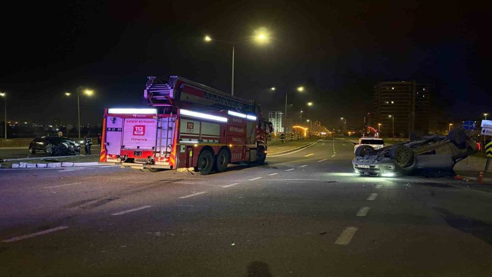 Ehliyetsiz s&uuml;r&uuml;c&uuml;n&uuml;n karıştığı kazada kamyonet takla attı: 2 yaralı
