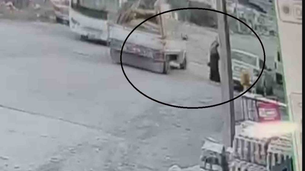 Seyir halindeki pikabın a&ccedil;ılan kapağı kadının kafasına &ccedil;arptı... O anlar kamerada
