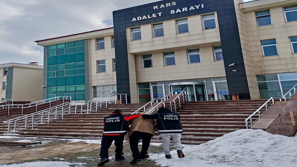 Kars&rsquo;ta uyuşturucu operasyonu: 6 kilo bonzai &uuml;retimi engellendi
