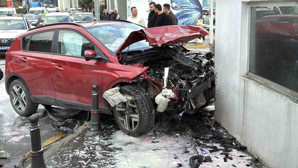 Kağıthane&rsquo;de 3 aracın karıştığı zincirleme trafik kazasında 2 kişi yaralandı
