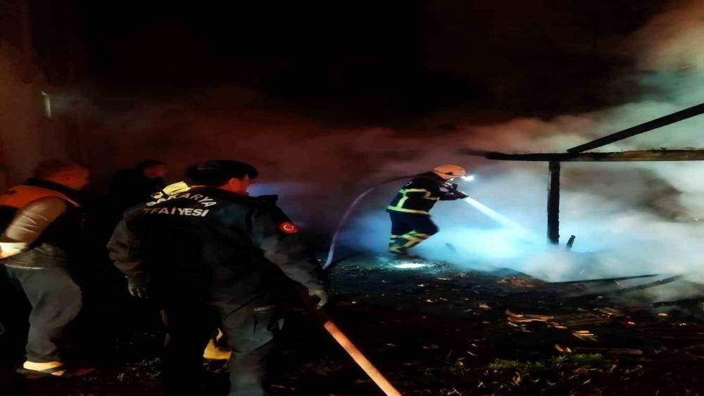 Odunluk yangını ekiplerin hızlı m&uuml;dahalesi ile s&ouml;nd&uuml;r&uuml;ld&uuml;
