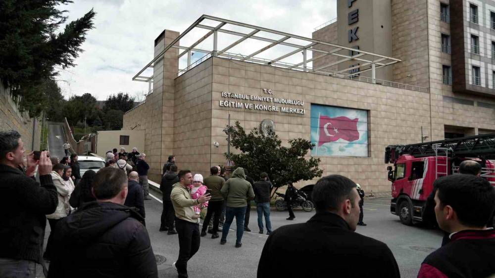 İstanbul&rsquo;da polisevinde yangın paniği
