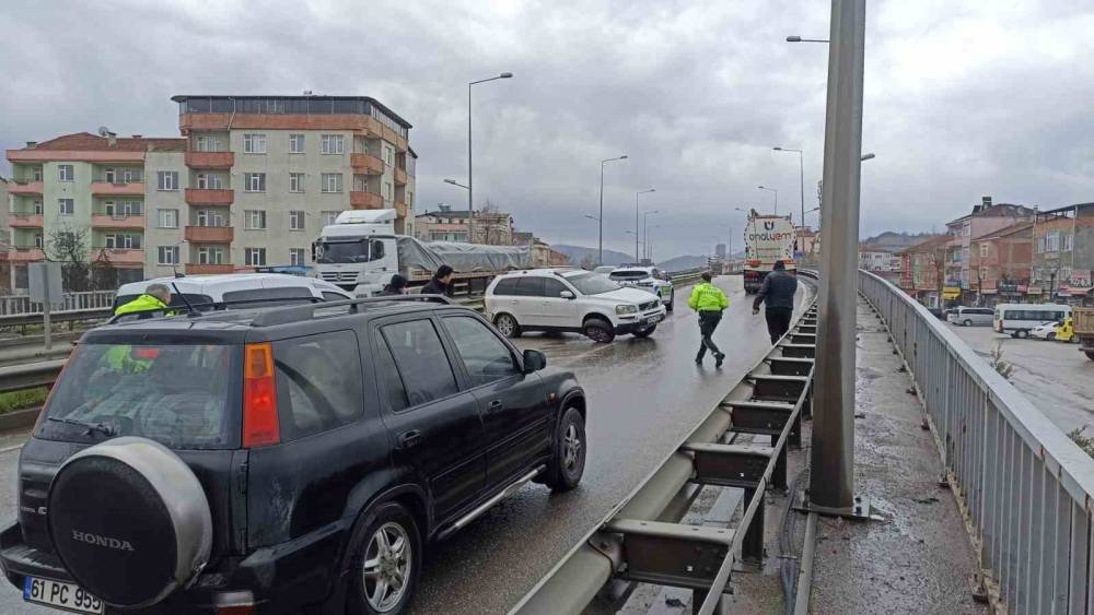 Samsun&rsquo;da cip bariyere &ccedil;arptı, anne ve oğlu yaralandı
