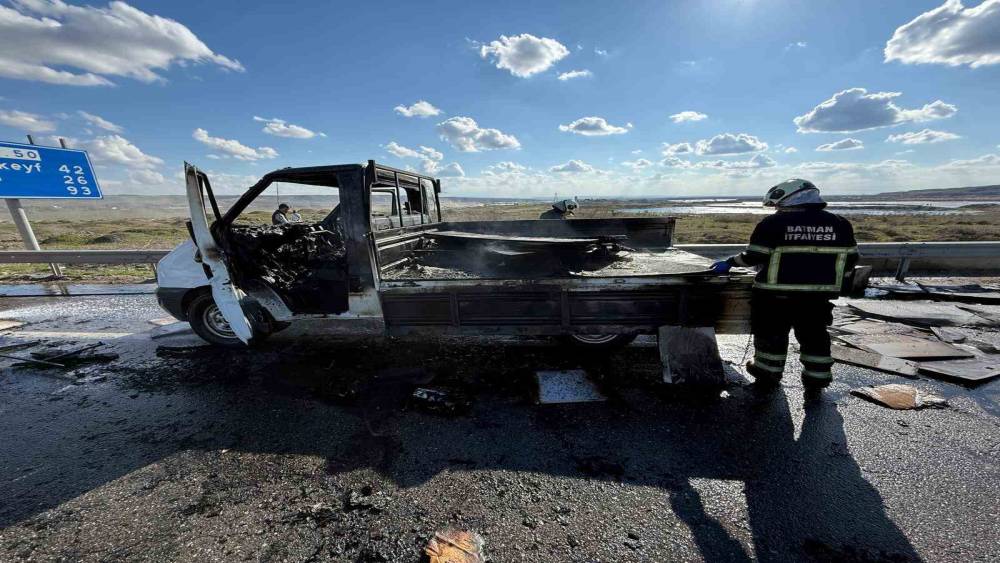 Batman&rsquo;da seyir halindeki kamyonet alev aldı
