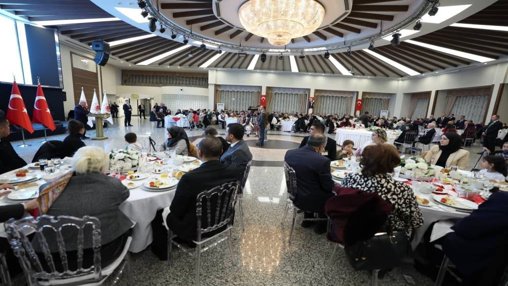 Bakan G&uuml;ler, şehit aileleri ve gazilerle iftarda bir araya geldi
