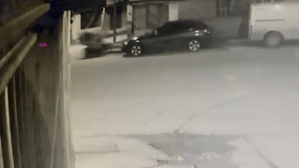 Motosiklet &ouml;nce yayaya ardından duvara &ccedil;arptı: 3 yaralı
