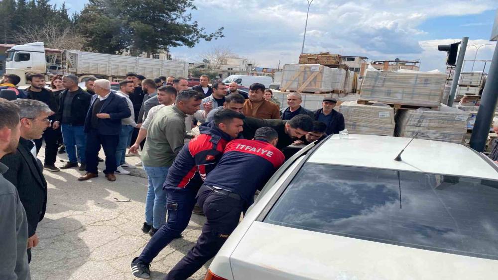 Osmaniye&rsquo;de otomobil inşaat malzemelerine &ccedil;arptı: 2&rsquo;si ağır 3 yaralı
