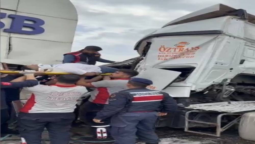 Osmaniye&rsquo;de tır OSB giriş kapısına &ccedil;arptı, s&uuml;r&uuml;c&uuml; kabinde sıkıştı
