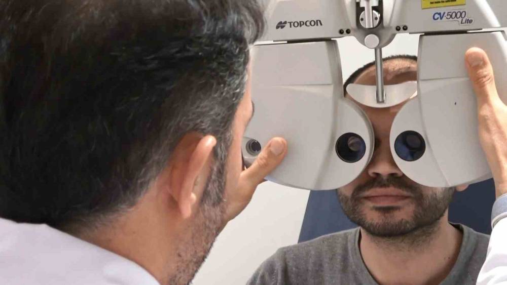 Ekran bağımlılığı alarm veriyor: 2050&rsquo;de her 2 kişiden biri miyop olabilir
