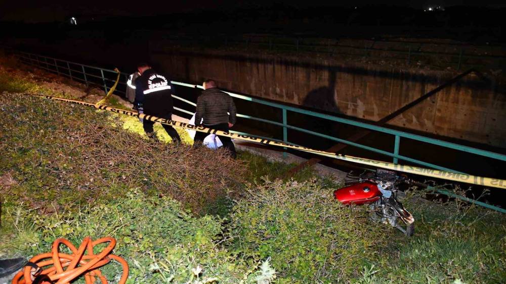 Gece karanlığında şarampole u&ccedil;an motosikletin 29 yaşındaki s&uuml;r&uuml;c&uuml;s&uuml; &ouml;ld&uuml;
