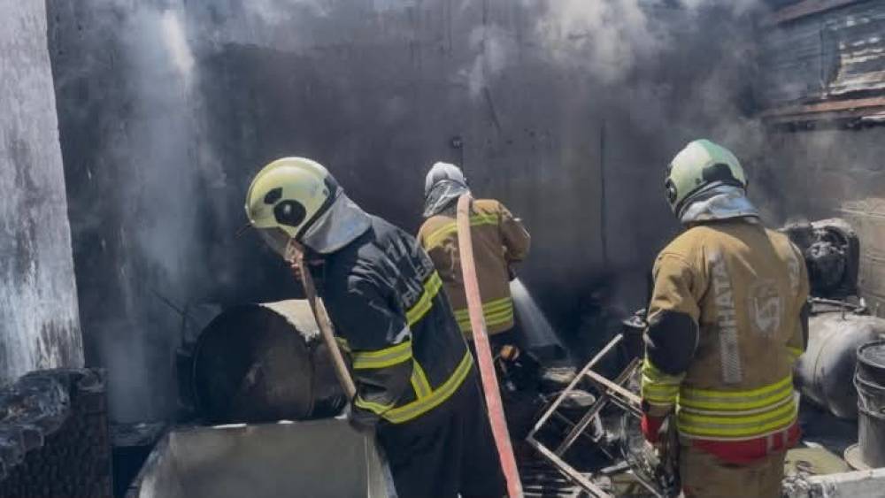 Antakya&rsquo;da iş yeri alevlere teslim oldu

