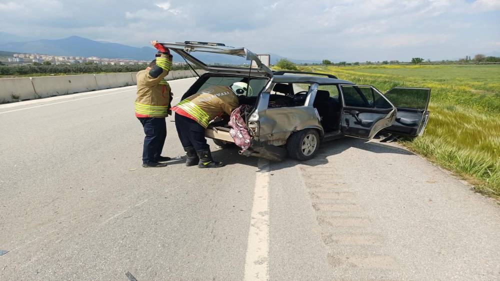 Tofaş hurdaya d&ouml;nd&uuml;: 2 yaralı
