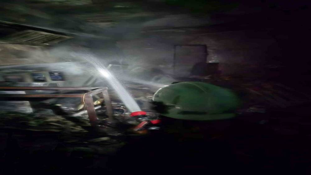 Cam balkon &uuml;retimi yapılan iş yerinde yangın
