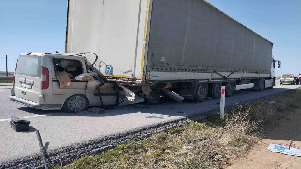 Karaman&rsquo;da hafif ticari ara&ccedil; tırın dorsesine ok gibi saplandı: 1 ağır yaralı
