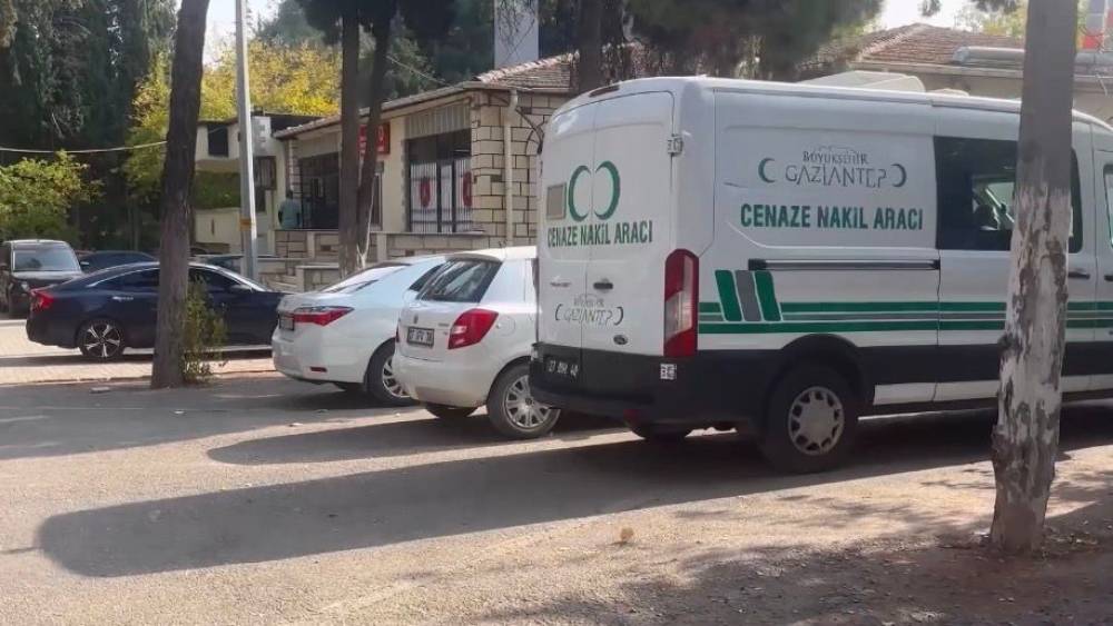 Gaziantep&rsquo;te otomobil tıra arkadan &ccedil;arptı: Baba-oğul hayatını kaybetti
