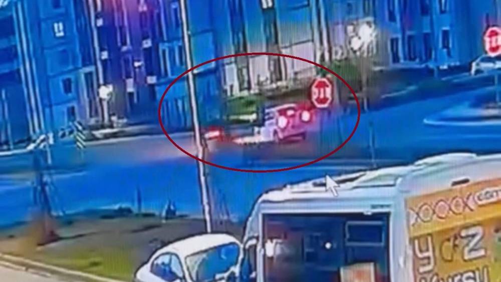 Motosiklet s&uuml;r&uuml;c&uuml;s&uuml;n&uuml;n otomobile &ccedil;arpmasının etkisiyle fırladığı anlar kamerada
