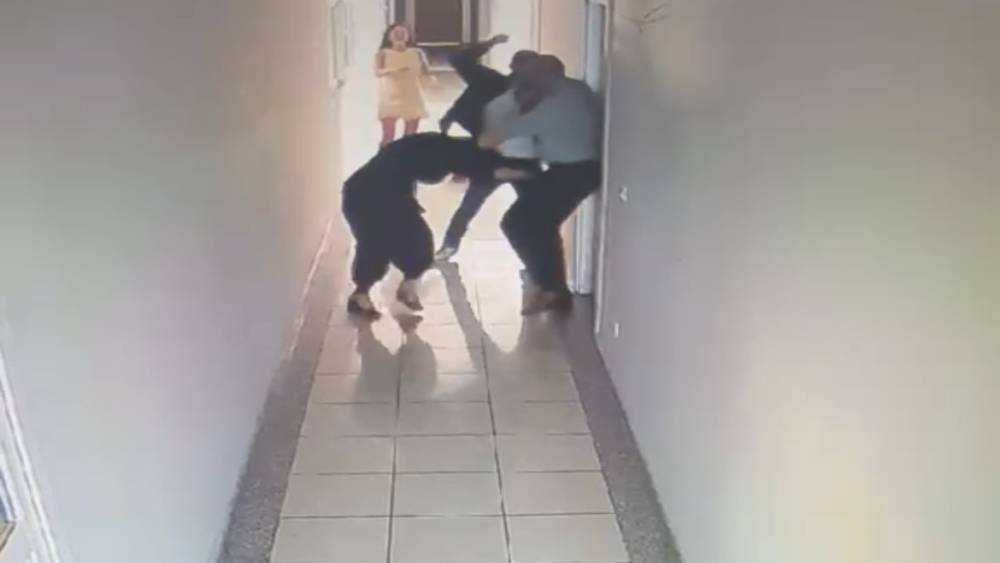 İş adamı kardeşlerin kavgasında &ccedil;alışan ayağından vuruldu, o anlar kamerada
