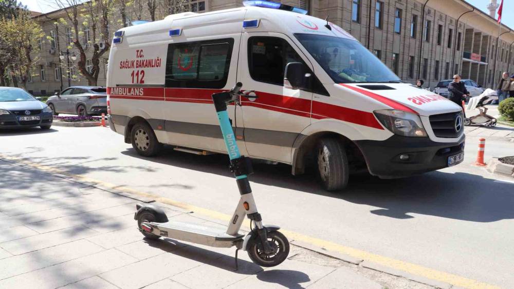 Eskişehir&rsquo;de otomobil scooter&rsquo;a &ccedil;arptı
