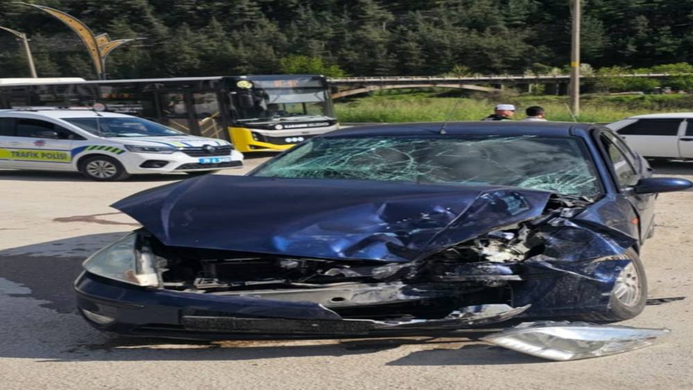 Karab&uuml;k&rsquo;te iki otomobil &ccedil;arpıştı: 3 yaralı
