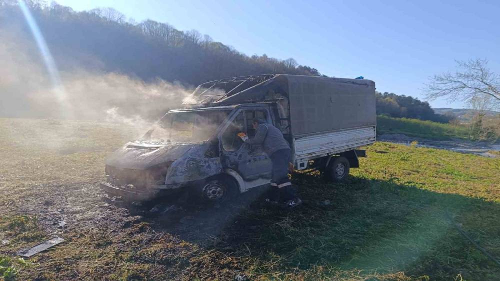 Alaplı&rsquo;da seyir halindeki kamyonet yandı

