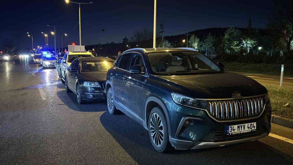 Bolu&rsquo;da ani fren yapıp ka&ccedil;an s&uuml;r&uuml;c&uuml;, zincirleme kazaya neden oldu: 3 yaralı
