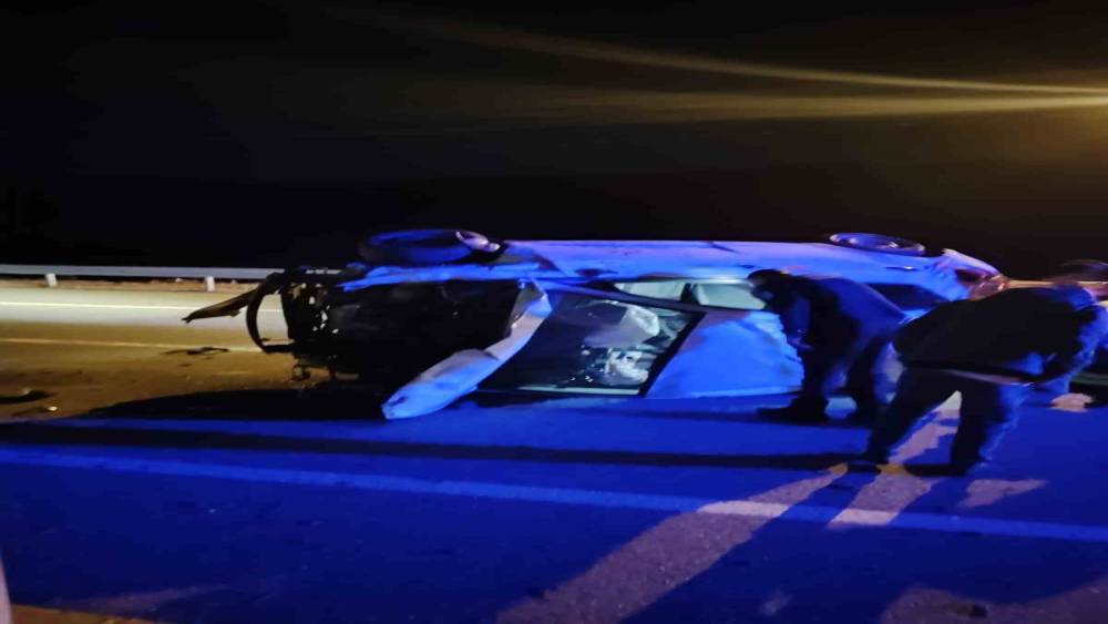 Kontrolden &ccedil;ıkan otomobil yan yattı
