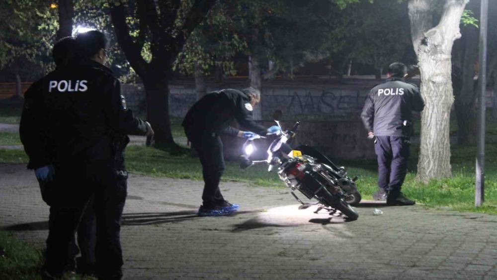 Parkta iki grup tabanca ve bı&ccedil;akla birbirine girdi: 2 yaralı
