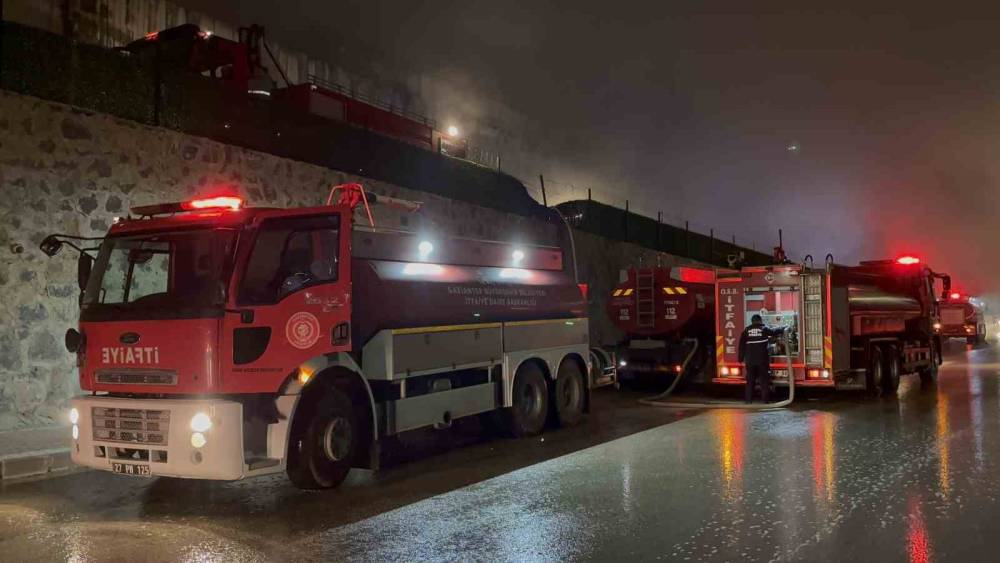 Gaziantep&rsquo;te mobilya fabrikası yangını kontrol altına alındı
