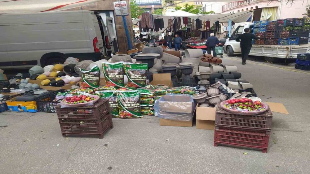 Semt pazarındaki &lsquo;g&ouml;z hakkı&rsquo; sepetleri y&uuml;rekleri ısıttı
