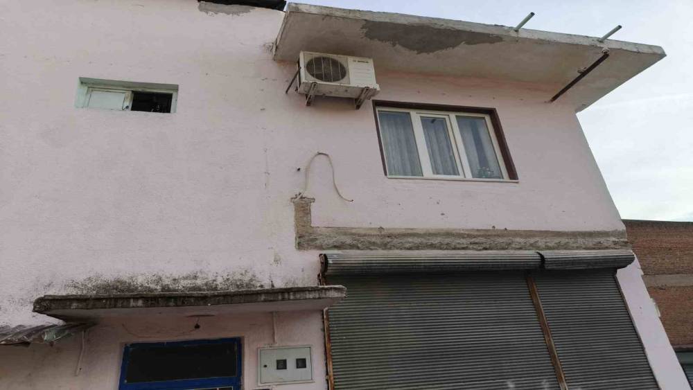 Balkonu &ccedil;&ouml;ken bina m&uuml;h&uuml;rlendi
