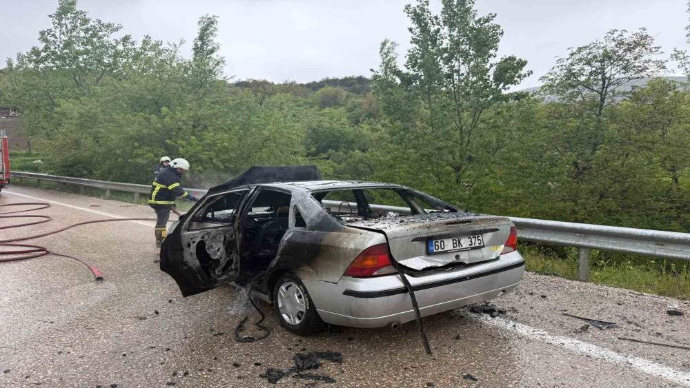 Tokat&rsquo;ta alev alan otomobil demir yığınına d&ouml;nd&uuml;
