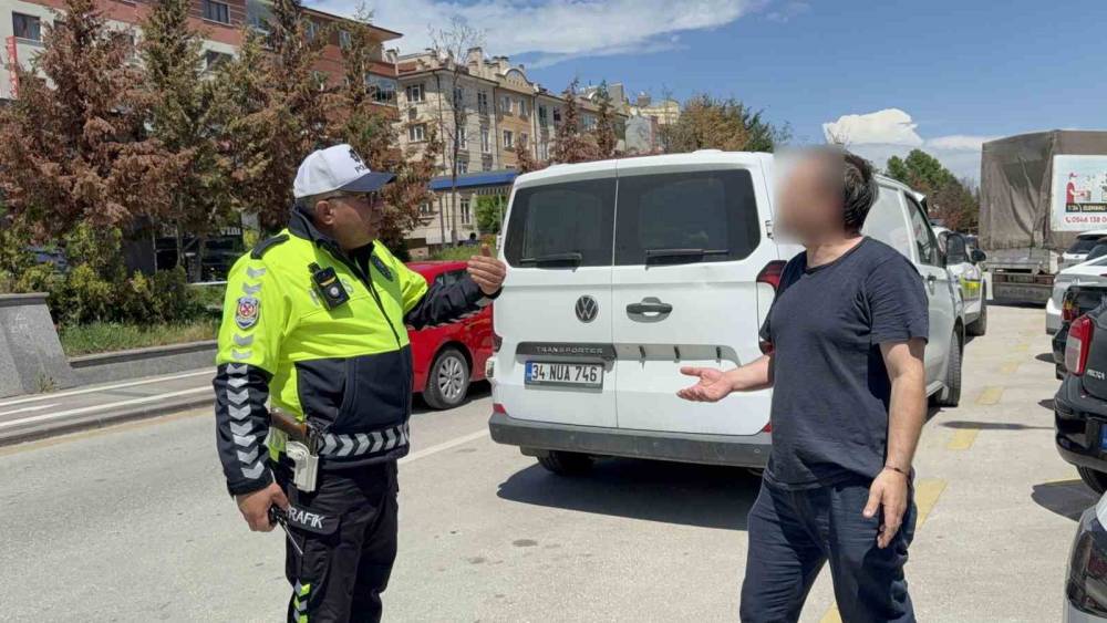 Ters y&ouml;nden gelen eksik evraklı s&uuml;r&uuml;c&uuml;den polise ilgin&ccedil; tepki
