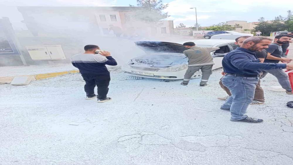 Diyarbakır&rsquo;da seyir halindeki ara&ccedil; alevlere teslim oldu
