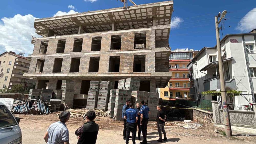 Aksaray&rsquo;da korkuluk demiri &uuml;zerine d&uuml;şen iş&ccedil;i ağır yaralandı
