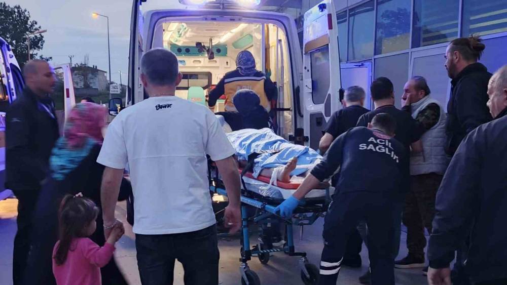Hafif ticari aracın &ccedil;arptığı kurye ağır yaralandı, ka&ccedil;an s&uuml;r&uuml;c&uuml; yakalandı
