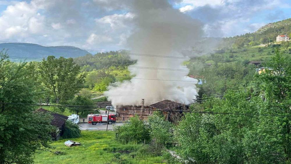 Kastamonu&rsquo;da 250 yıllık tarihi konak &ccedil;ıkan yangında hasar g&ouml;rd&uuml;
