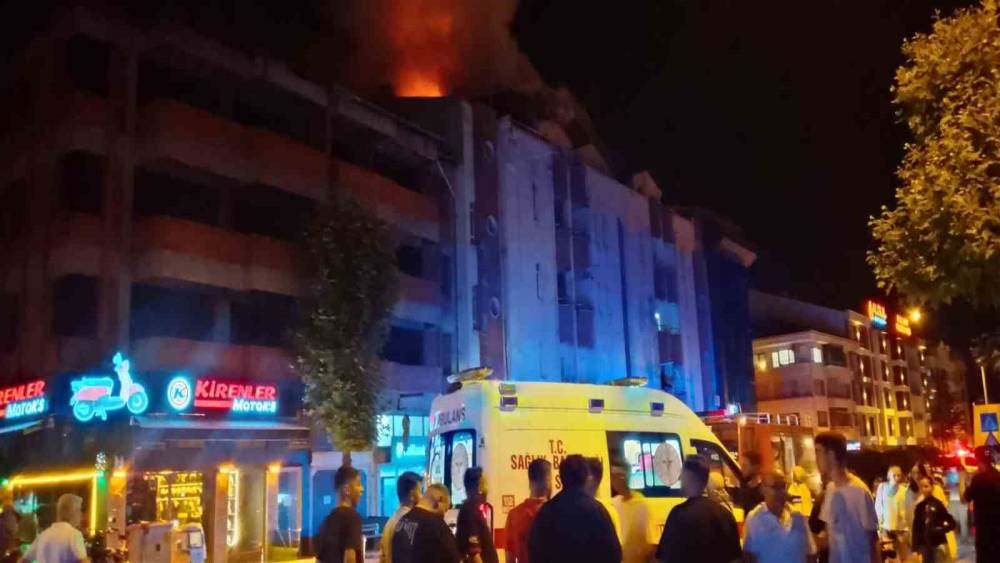 &Ccedil;aycuma&rsquo;da 4 katlı binanın &ccedil;atısında yangın
