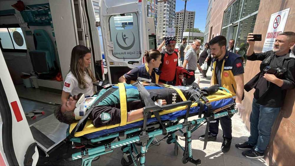 Aladağlar&rsquo;da mahsur kalan dağcı ve eşi helikopterle kurtarıldı

