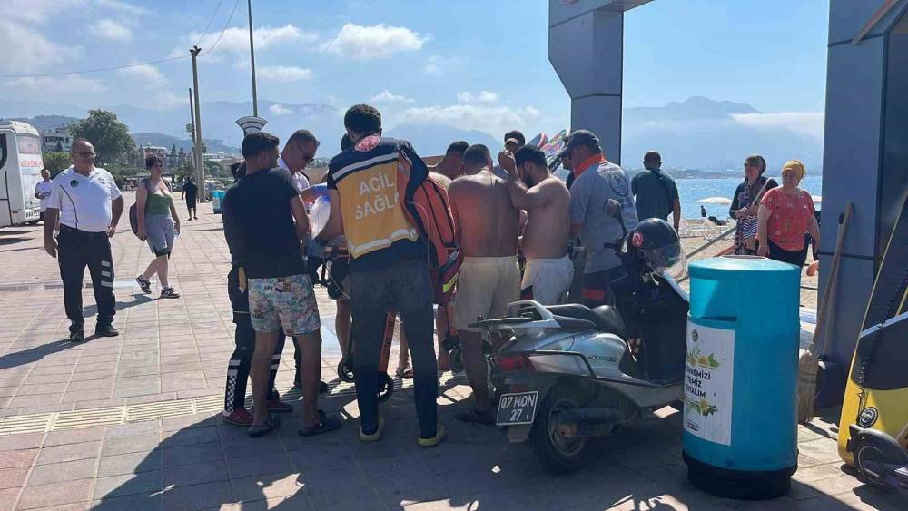 Alanya&rsquo;da denizde boğulma tehlikesi ge&ccedil;iren yaşlı adam hastaneye kaldırıldı
