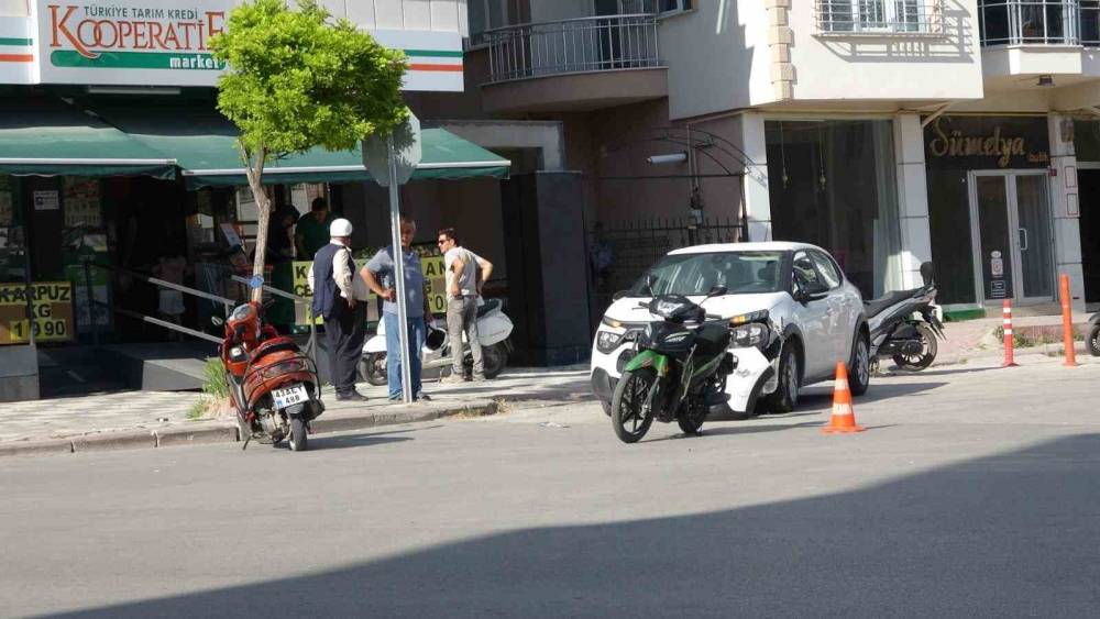 Tavşanlı&rsquo;da otomobil ile motosiklet &ccedil;arpıştı: 1 yaralı

