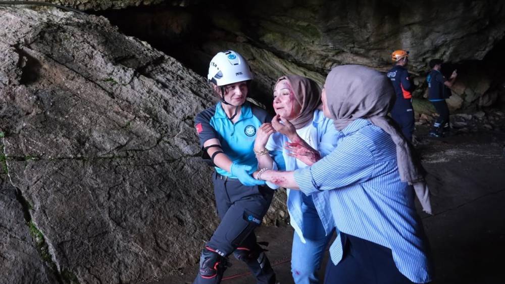 Mağarada ger&ccedil;eğini aratmayan tatbikat
