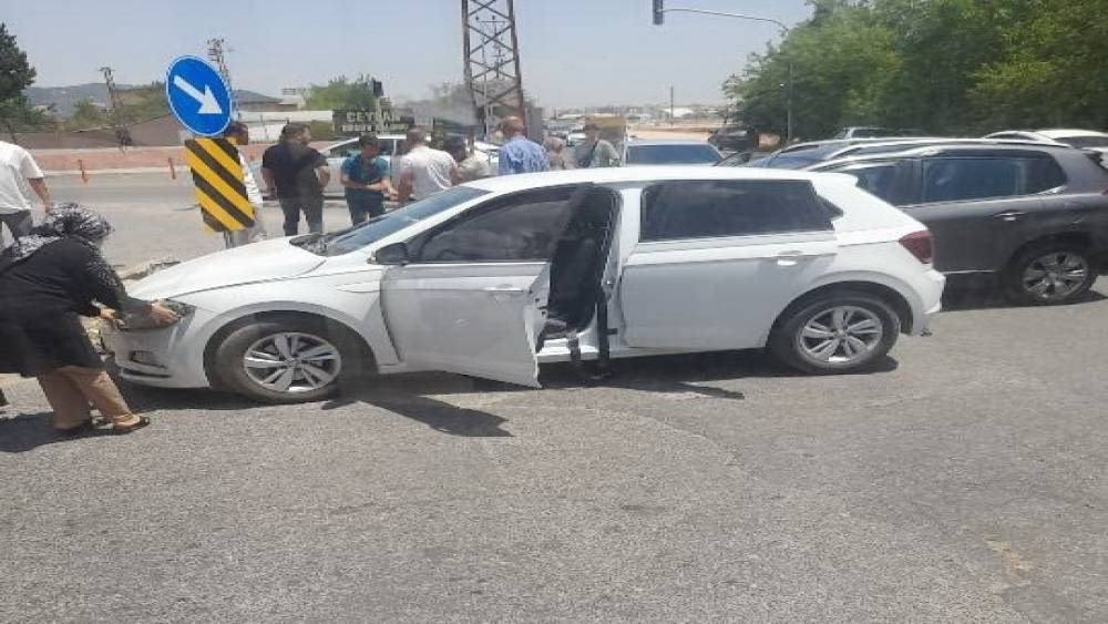 İki otomobilin &ccedil;arpıştığı kazada 1 kişi yaralandı
