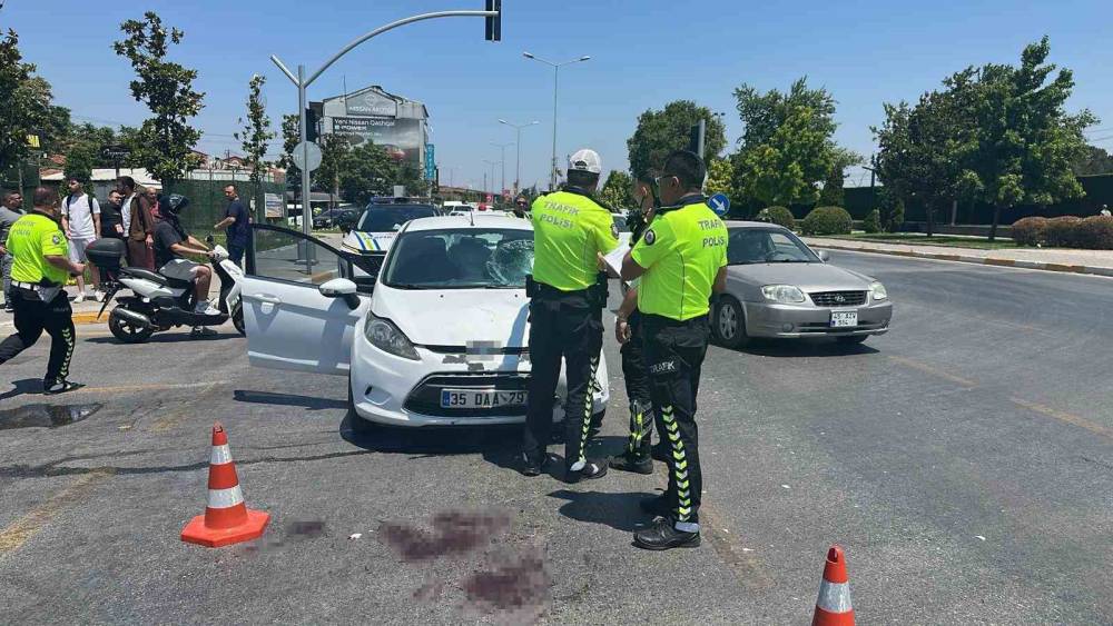 Balıkesir&rsquo;de otomobil motosiklete &ccedil;arptı: 1 yaralı
