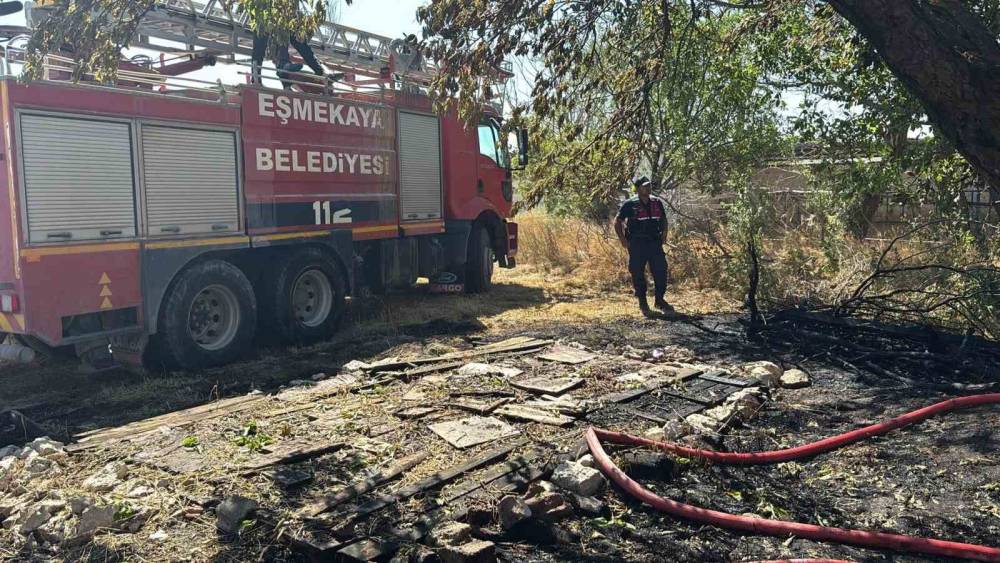 Bah&ccedil;ede tutuşan otlar m&uuml;stakil evde yangın &ccedil;ıkardı
