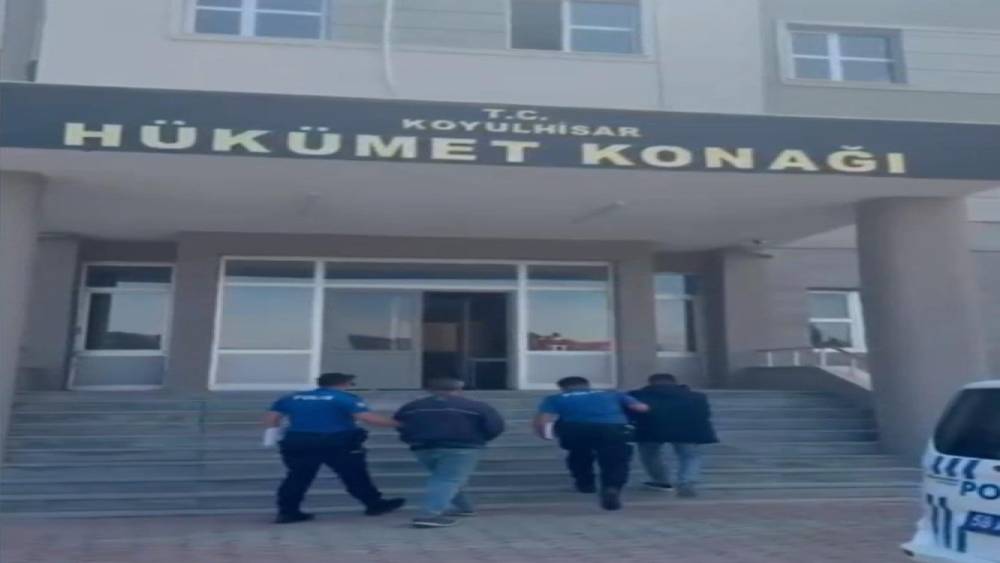 Durdurulan iki tırda 27 d&uuml;zensiz g&ouml;&ccedil;men yakalandı
