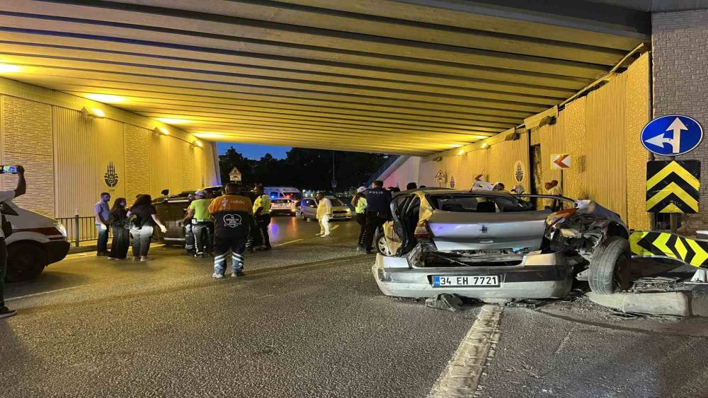 Bakırk&ouml;y&rsquo;de hafif ticari ara&ccedil; ile otomobil &ccedil;arpıştı: 5 yaralı
